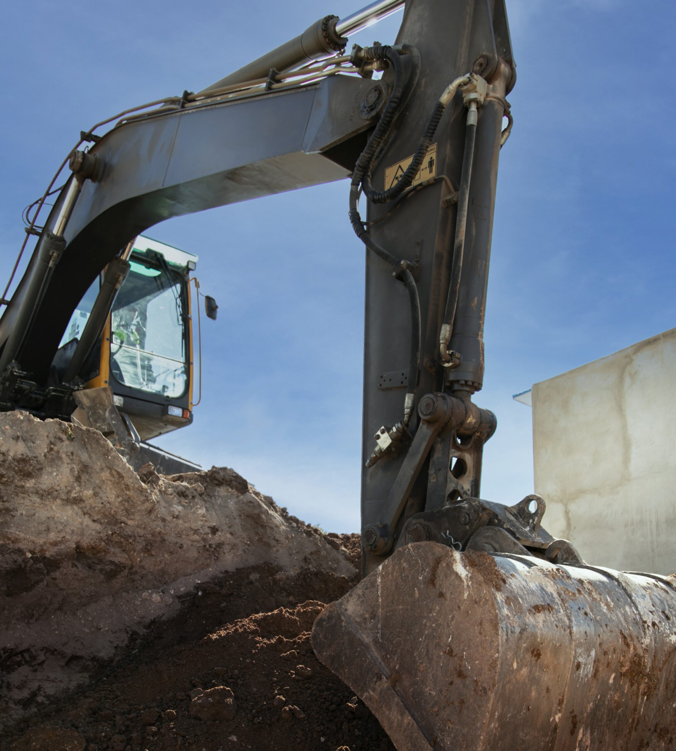 heavy excavator digging day light outdoors 2 scaled